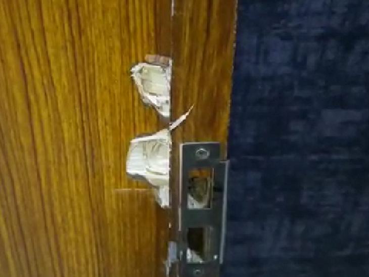 दरवाजे का लॉक तोड़कर अंदर घुसे चोर।