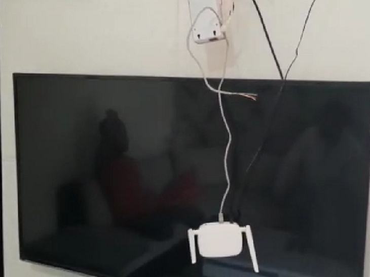 चोर घर से डीवीआर भी चुराकर ले गए।