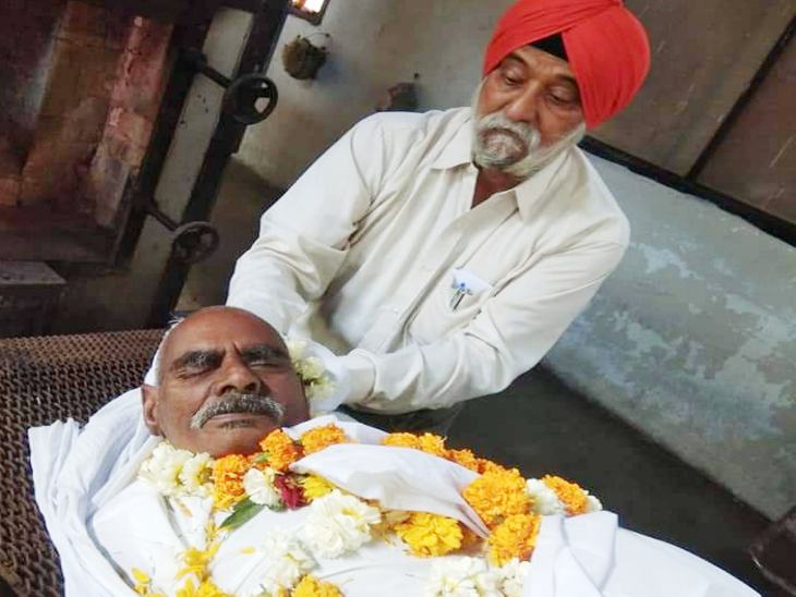 इलाज के साथ कई लोगों का अंतिम संस्कार भी किया।