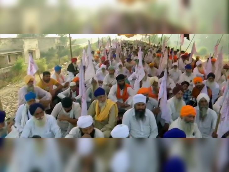धरने पर बैठे किसान जत्थेबंदी के लोग। इनका कहना है-सरकार इन्हें गुमराह कर रही है।