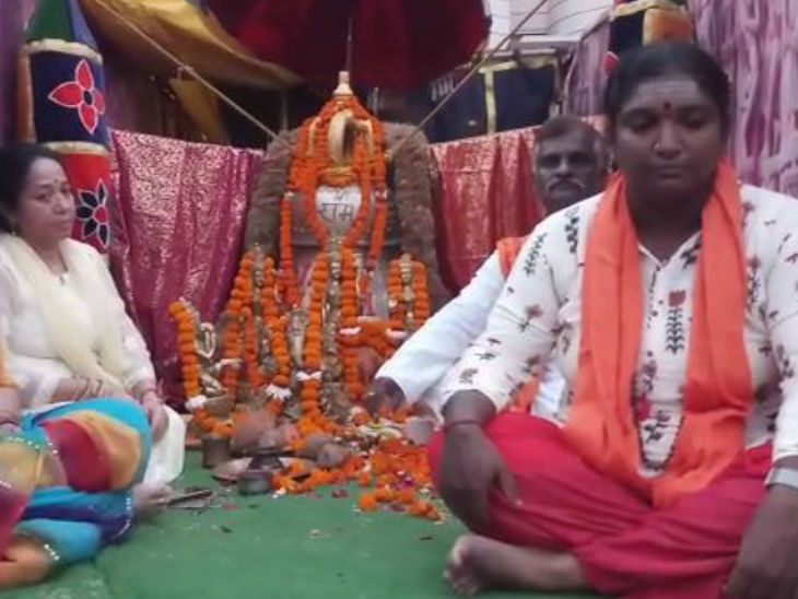 रामरथ पर सवार राजलक्ष्मी। (दाएं से पहले)