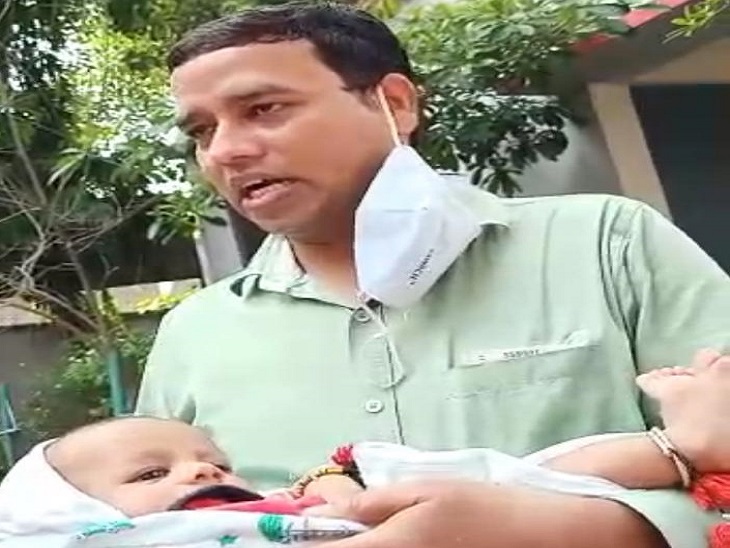 आशुतोष ने कहा कि ट्रेनिंग की तस्वीरों को देखकर लगता था कि नियम-कानून का पालन होगा लेकिन अब तो डरा गए हैं कि क्या होगा इस हाल में।