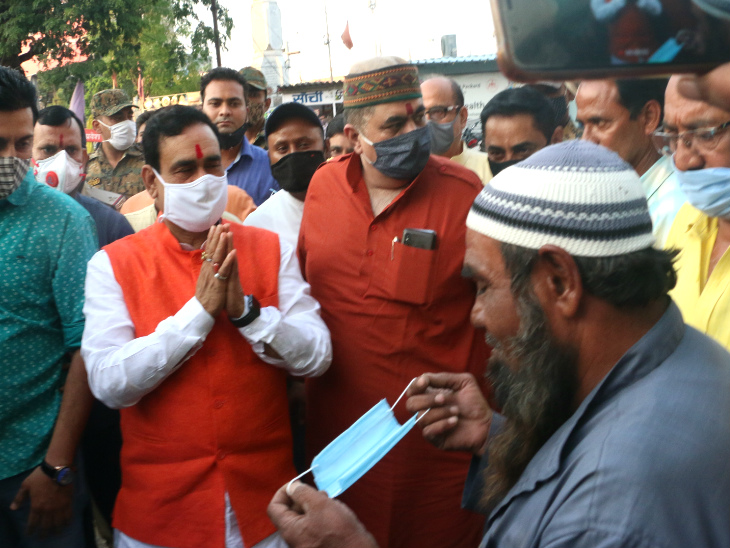 अभी कोरोना से बचाव के लिए मास्क ही वैक्सीन है, इसलिए मास्क जरूर लगाएं। नरोत्तम मिश्रा ने हाथ जोड़कर कहा।
