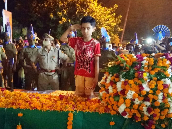 मंगलवार को शव जब पैतृक गांव लाया गया तो छह साल के बेटे ने यूं सलामी दी।
