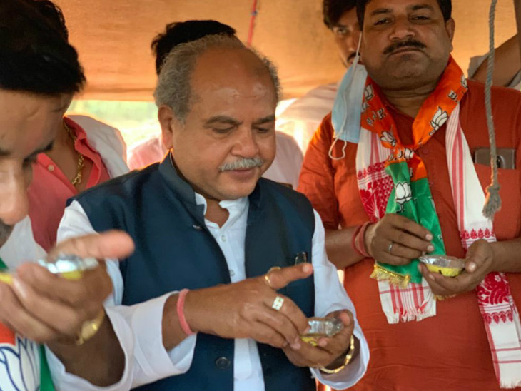भिंड के गोहद में चुनावी सभा के लिए पहुंचे केंद्रीय मंत्री तोमर ने सड़क किनारे पानी पूरी खाई।