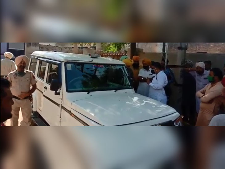घटनास्थल पर मौजूद पुलिस और मृतक परिवार के आस-पड़ोस के लोग।