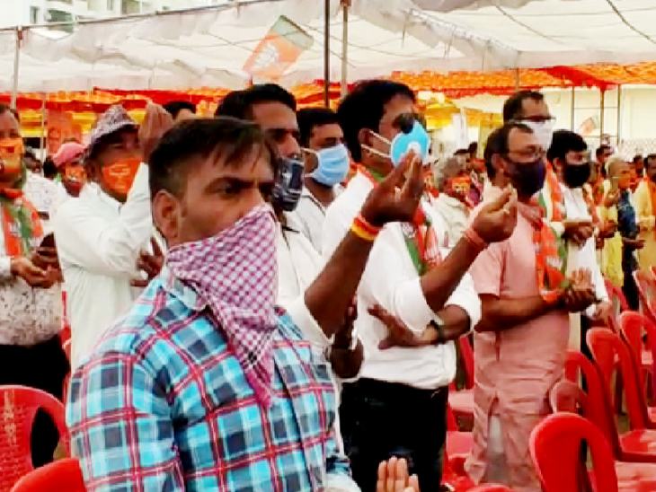 सुपारी हाथों में देकर जीत का संकल्प करवाया।