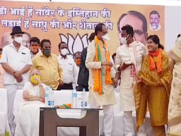 भाजपा के सभी बड़े नेता एक साथ मंच पर नजर आए।