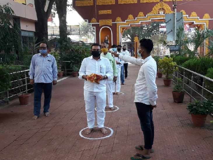 इटखोरी के भद्रकाली मंदिर में सोशल डिस्टेंसिंग और अन्य गाइड लाइनों का पालन करते श्रद्धालु।
