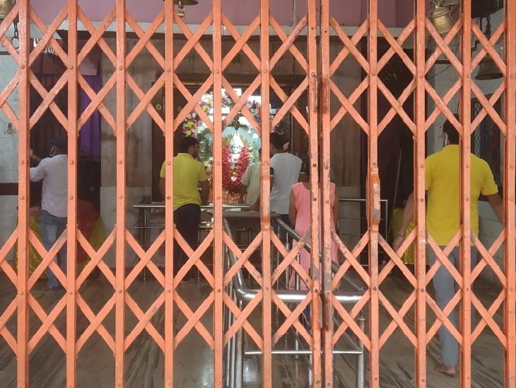 रांची के रातू रोड स्थित मंदिर में पूजा करते पुजारी।