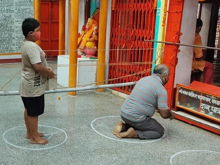 गढ़वा के बंशीधर मंदिर में पूजा करते श्रद्धालु।