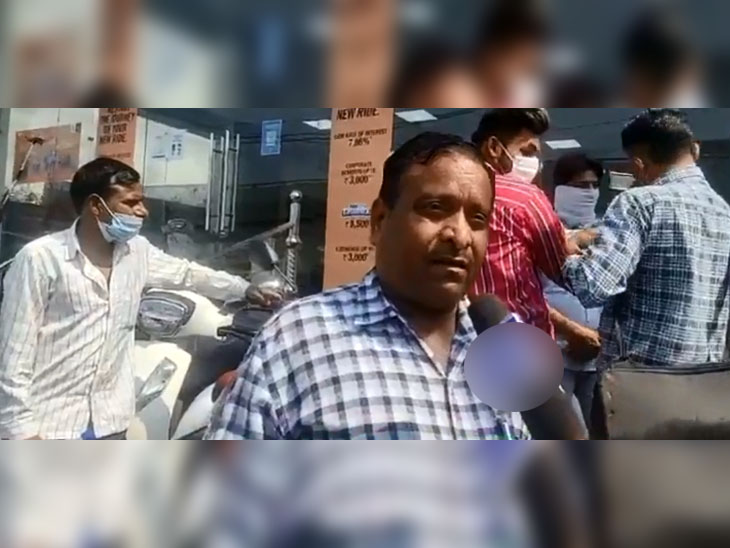 धोखाधड़ी के बारे में जानकारी देते एक शहरी।