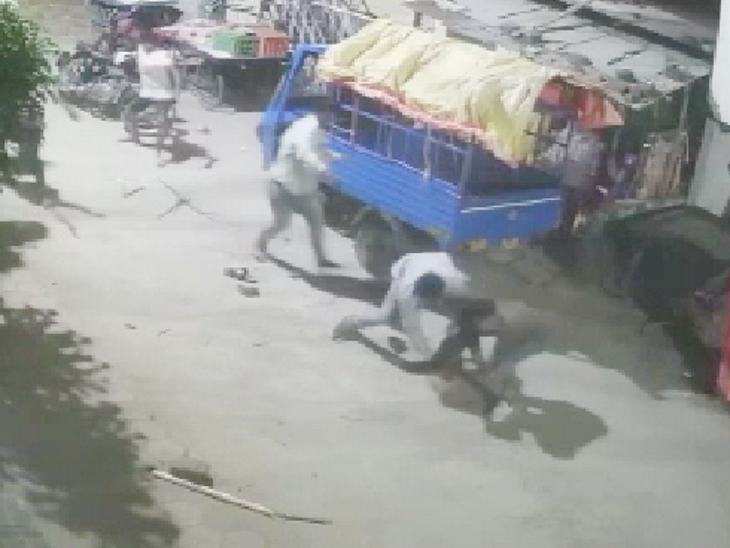 लाठी-डंडे से भी मारपीट की गई।