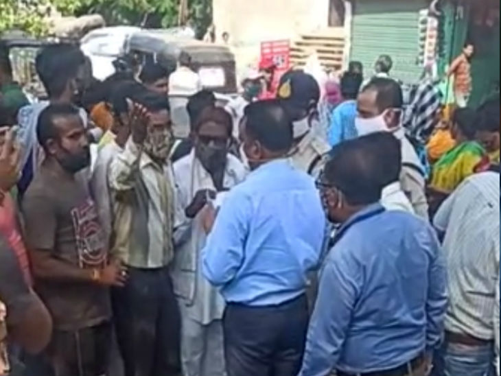 अधिकारी लोगों को समझाने का प्रयास करते रहे, लेकिन वे मानने को तैयार नहीं हुए।