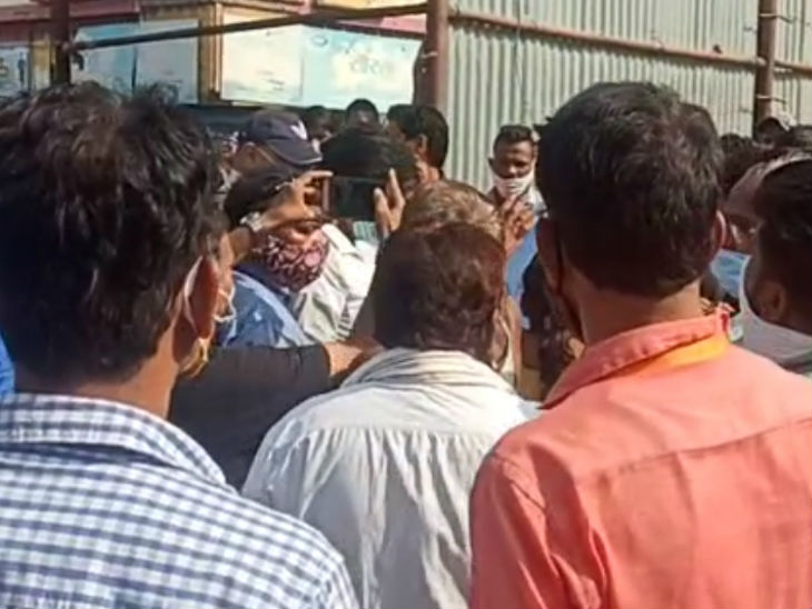 लोगों ने कहा कि अगर मकान को हाथ लगाया, तो खुद को आग लगा लेंगे।