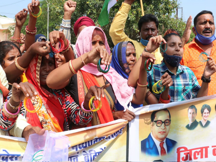 महिलाओं ने हाथ में चूड़ियां लेकर आगे बढ़ीं। उनके हाथों में पोस्टर भी थे।