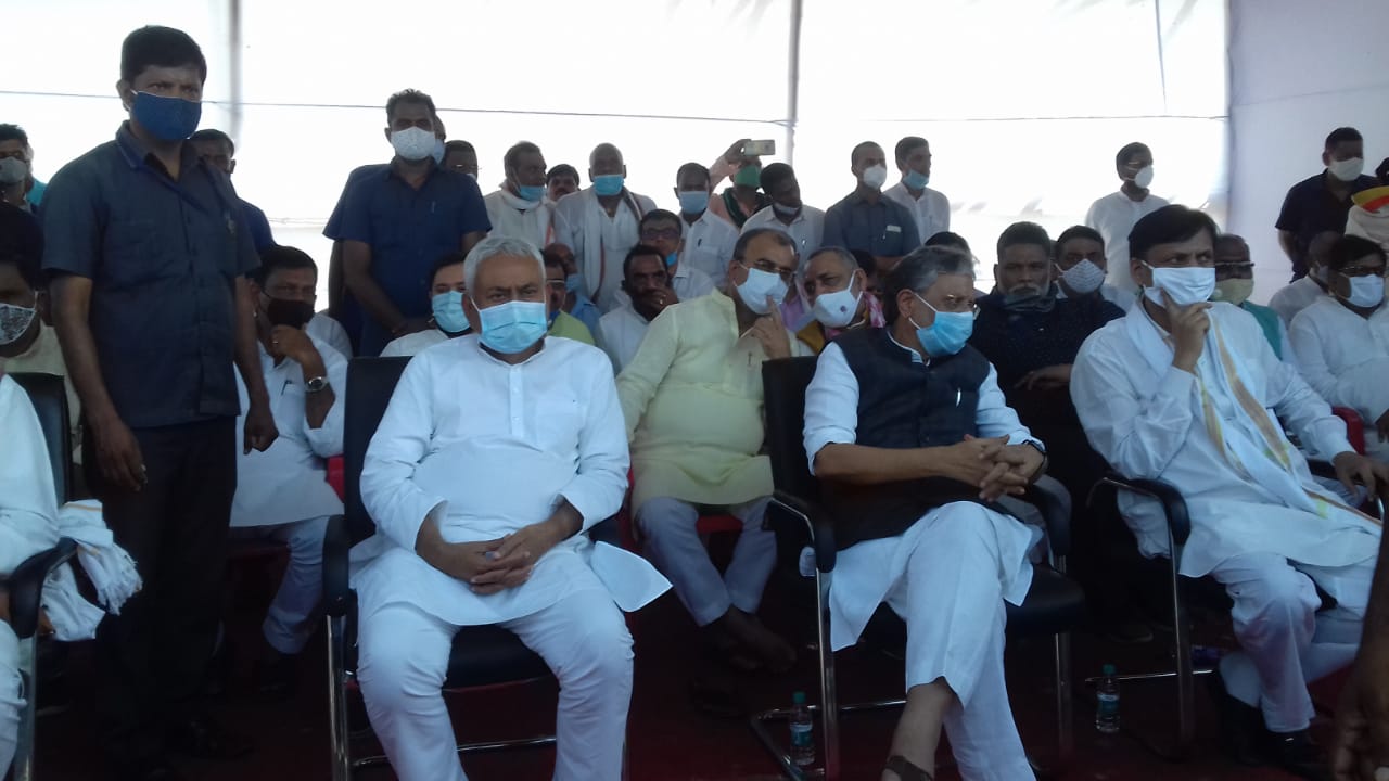 अंतिम संस्कार के मौके पर मौजूद सीएम नीतीश कुमार और डिप्टी सीएम सुशील मोदी।