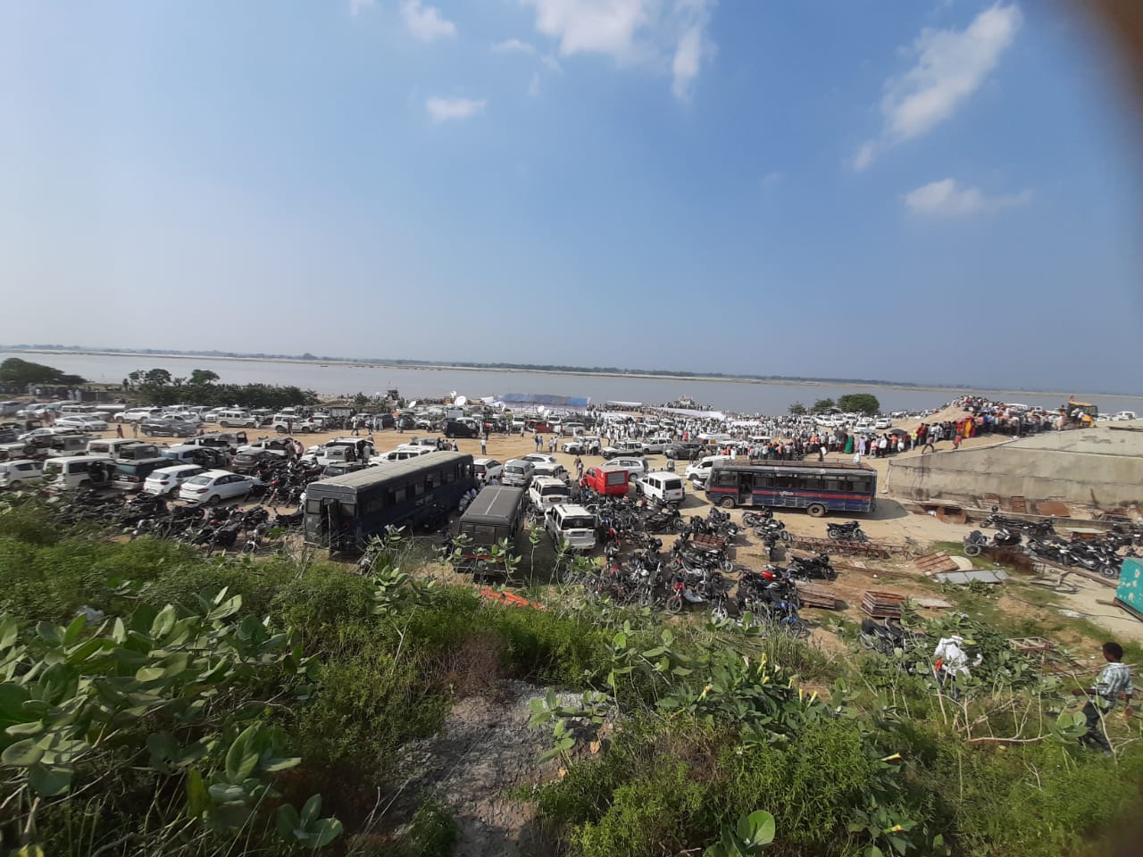 दीघा घाट पर पासवान के समर्थकों की भारी भीड़ जमा हो गई। यहां अंतिम संस्कार की रस्म अदायगी की जाएगी।