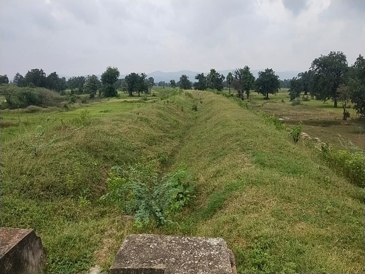 नहर दिख रही है ना ? इस तस्वीर को ध्यान से देखने पर नहरनुमा आकृति दिखती है, जिसकी मरम्मत में करोड़ों खर्च किए जा रहे हैं।