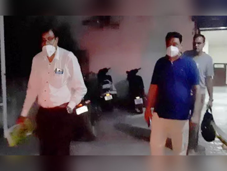 कैथल के आर्य डायग्नोस्टिक सेंटर पर रेड करने पहुंची स्वास्थ विभाग की टीम।