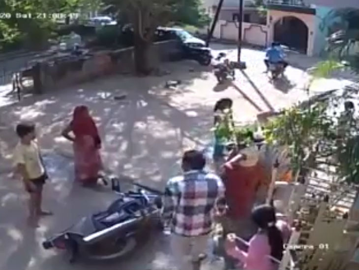 पत्नी से बचने के लिए बाहर आया, तो यहां भी उसकी पिटाई हुई।