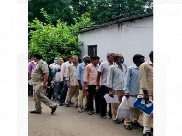 स्वास्थ्य परीक्षण के लिए आए इन जवानों के खड़े होने के लिए घेरा भी बनाया जाना था, जोकि नदारद था।