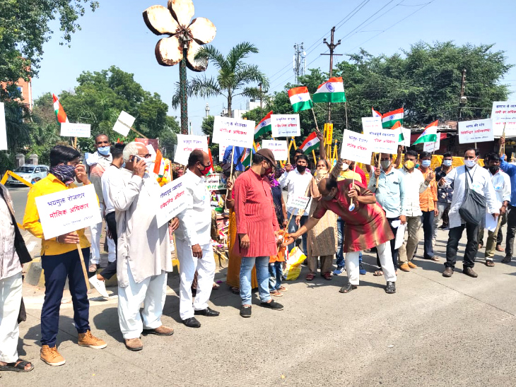 उनका कहना है कि केंद्र सरकार ने ठेलेवालों के व्यापार के लिए नियम बनाए हैं, लेकिन यहां उन्हें तोड़ा जा रहा है।