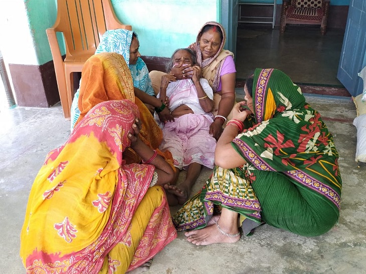 बेटे की मौत की खबर मिलने के बाद रोतीं-बिलखतीं बुधनी देवी।