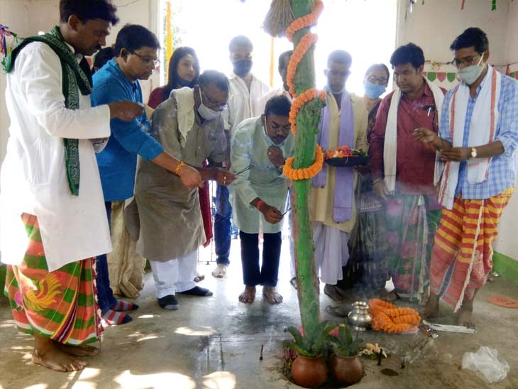 नामांकन से पूर्व बसंत सोरेन ने मांझी थान में पूजा अर्चना भी की।