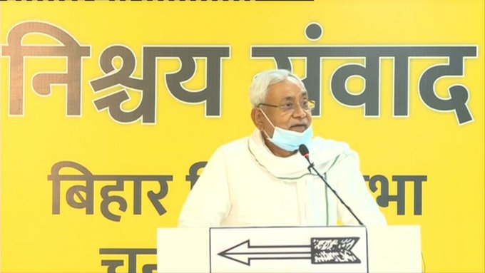 मुख्यमंत्री ने इस दौरान बिना नाम लिए नेता प्रतिपक्ष तेजस्वी यादव के रोजगार देने के वादे पर व्यंग किया।