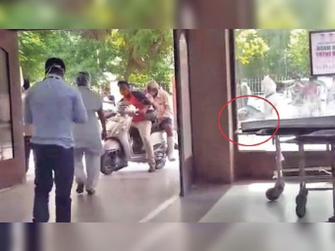 गेट पर 10 मिनट तक शव ट्राॅली पर पड़ा रहा, इस दौरान लोगों की आवाजाही जारी रही।