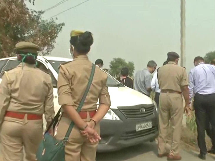 हाथरस में घटनास्थल पर CBI टीम।