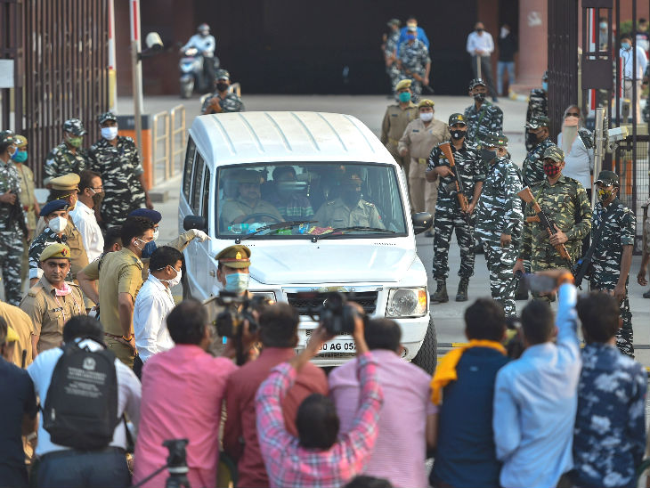 सोमवार को लखनऊ की हाईकोर्ट बेंच में सुनवाई के बाद हाथरस रवाना होता पीड़ित का परिवार।
