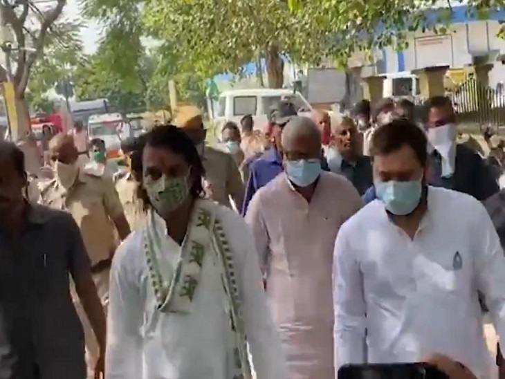 तेज प्रताप के साथ भाई तेजस्वी और पिता लालू के बेहद खास भोला यादव अंदर गए।