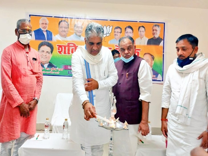 नेता हों या कार्यकर्ता सब कोरोना से लापरवाह दिखाई दे रहे हैं।