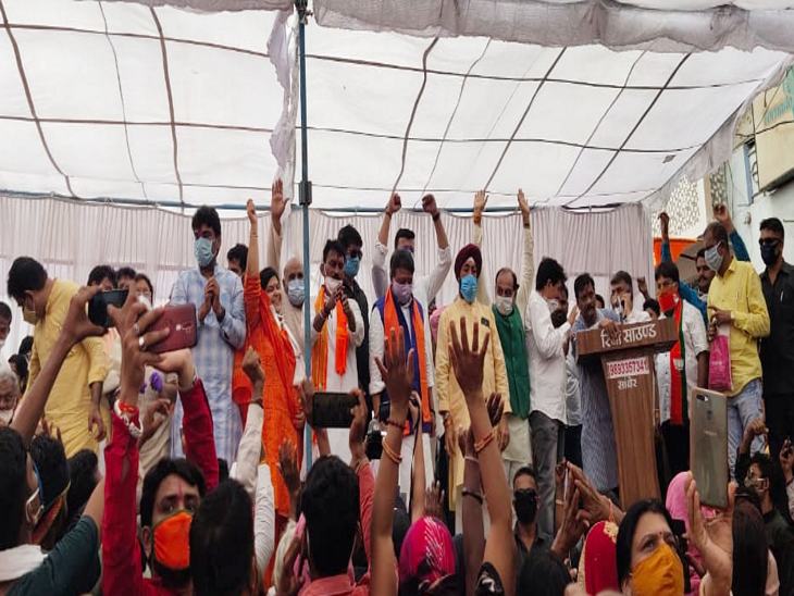 पिछली बार विरोध में रहे सभी भाजपा नेता इस बार साथ खड़े रहे।