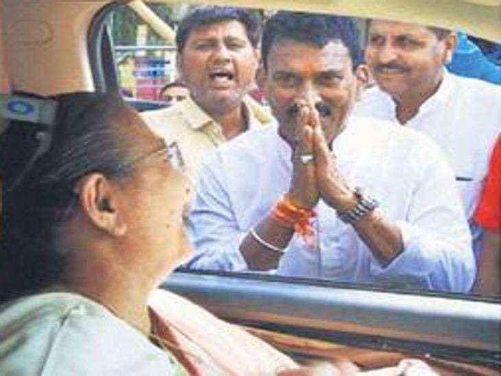 2018 में इस प्रकार से कार रोककर मांगा था आशीर्वाद।
