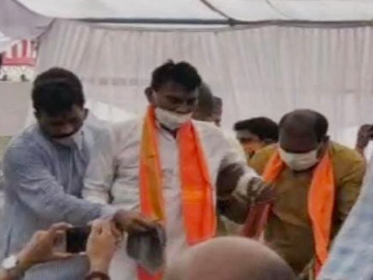 मंच पर सिलावट लडख़ड़ाए तो तत्काल पीछे से सोनकर ने उन्हें सहारा दिया।