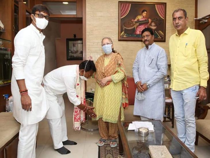 जिला अध्यक्ष राजेश सोनकर के साथ सिलावट ताई से आशीर्वाद लेने पहुंचे।