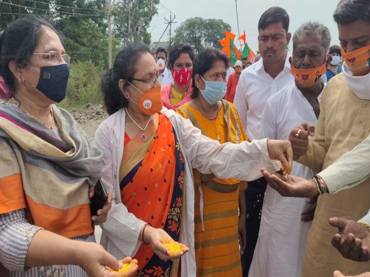 महिला कार्यकर्ताओं ने बांटे पीले चावल।