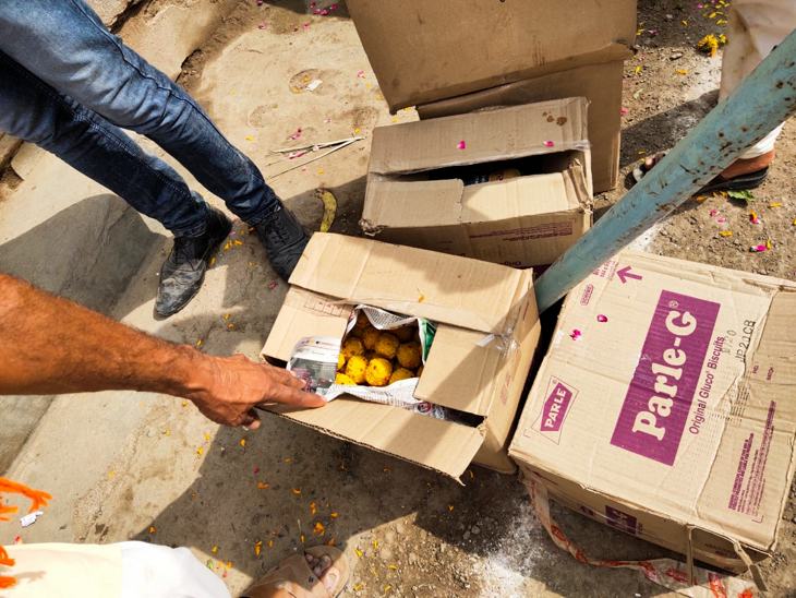 सिलावट को ताैलने के लिए बॉक्स में रखे लड्डू।