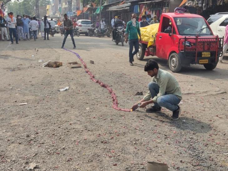 रास्तेभर जमकर आतिशबाजी भी हुई।