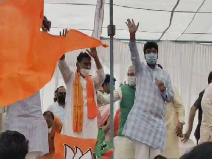 मंच पर इस प्रकार सिलावट और सोनकर की जोड़ी साथ दिखी।