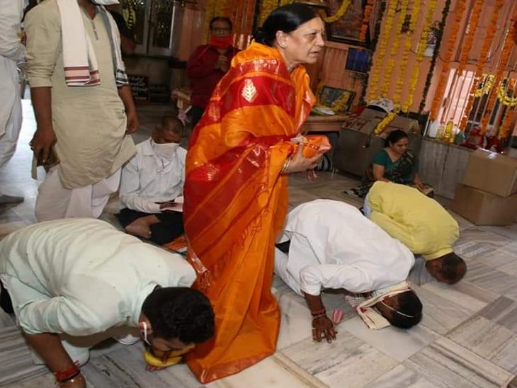 पत्नी सुनीता सिलावट के साथ मंदिर पहुंच आशीर्वाद लिया।