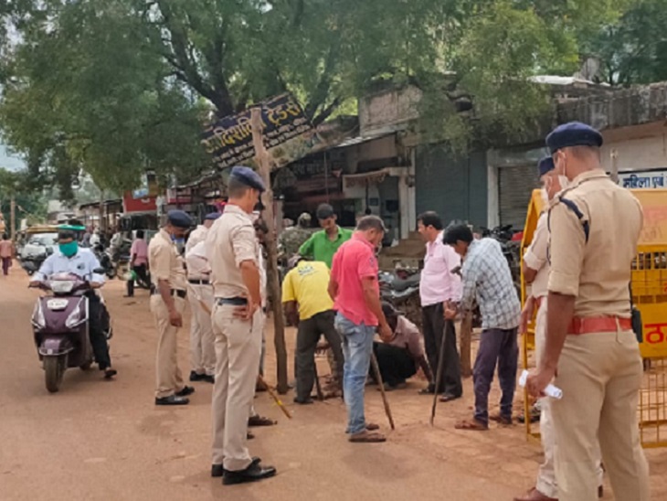 भाजपा सांसद विजय बघेल के प्रदर्शन को देखते हुए पाटन थाने में बैरिकेडिंग के साथ सुरक्षा व्यवस्था बढ़ाई जा रही है।