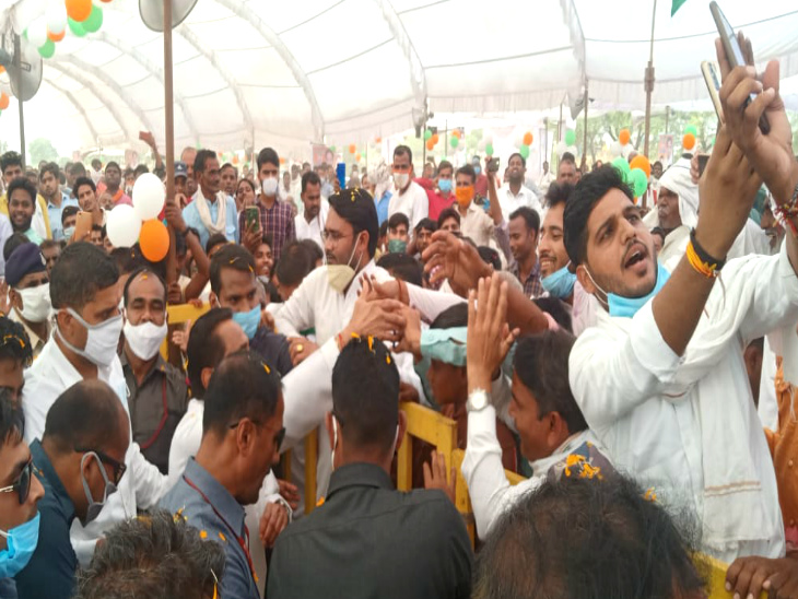 कमलनाथ मंच से नीचे उतरे तो लोग सेल्फी लेने लगे। कमलनाथ ने मास्क भी नहीं पहना था।