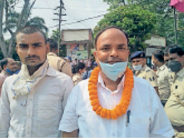 एसयूसीआई प्रत्याशी अर्जुन कुमार नामांकन करने पहुंचे।