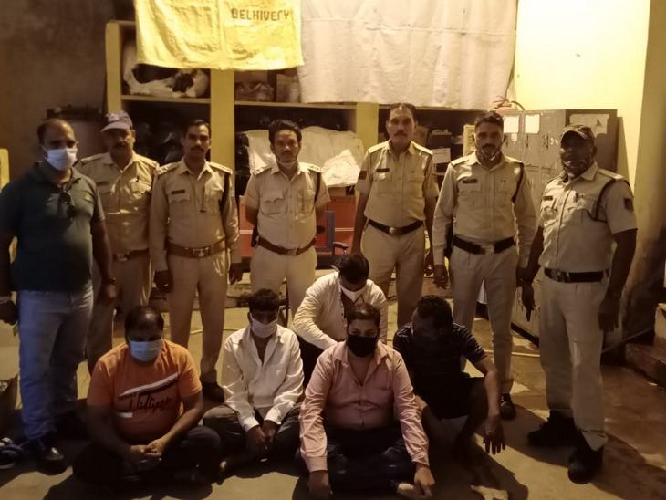 पुलिस गिरफ्त में आए आरोपी।