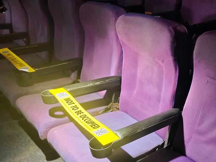 एक सीट छोड़कर बैठने की व्यवस्था की गई थी।