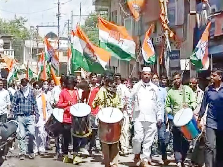 बिना मास्क के बैंड बाजे के साथ निकाली गई रैली।